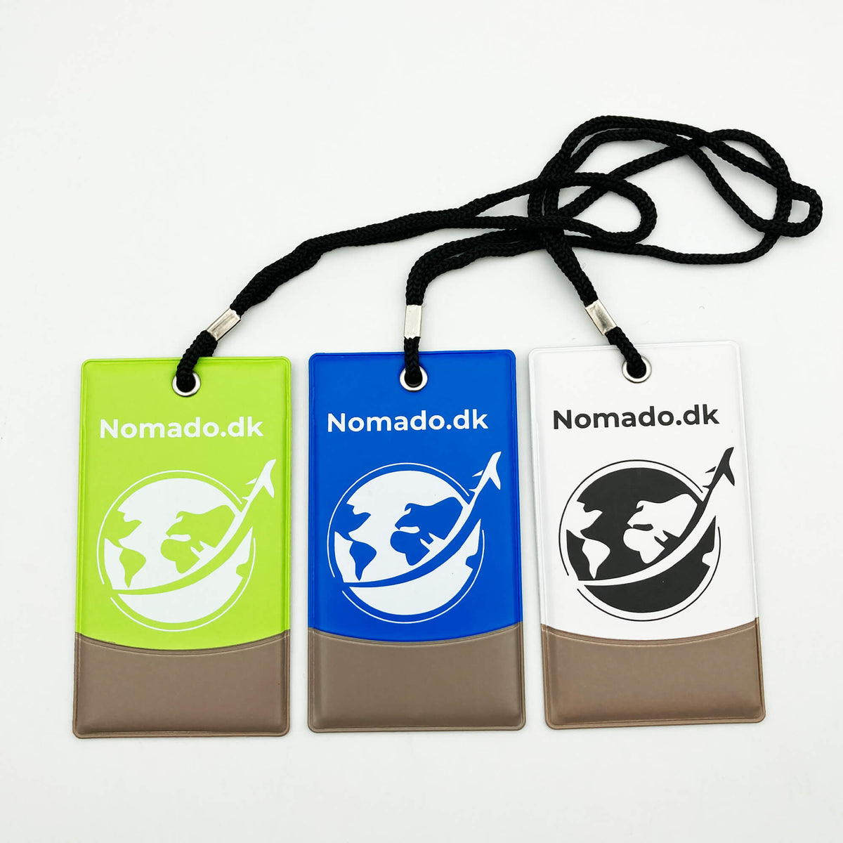 Luggage tags in green, blue and white with the Nomado.dk logo